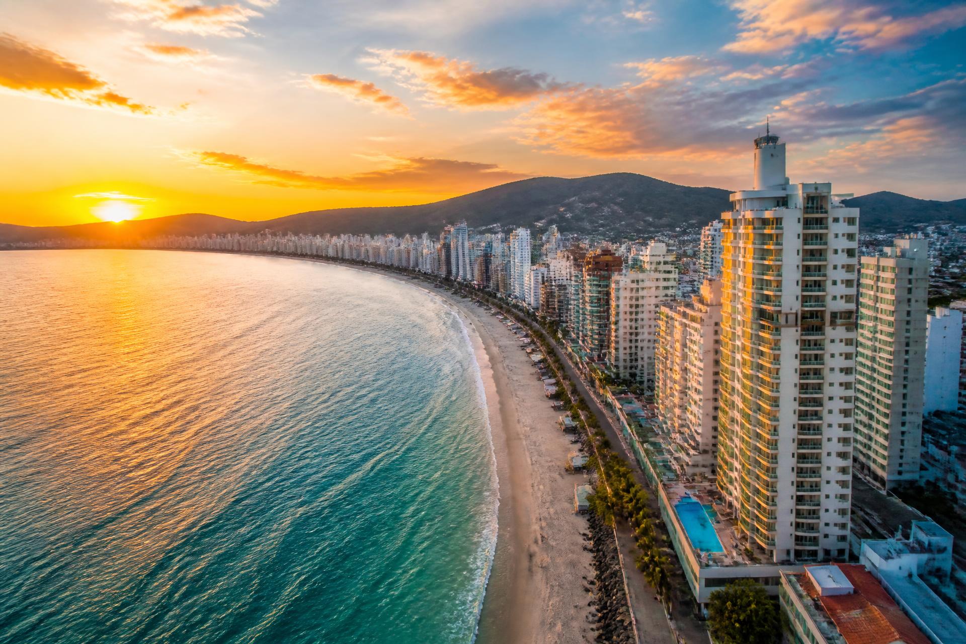 Vista aérea de Itapema ao pôr do sol